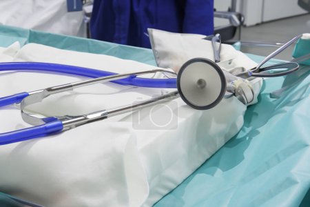 Téléchargez les photos : Stéthoscope utilisé pour vérifier les signes vitaux dans une salle d'urgence et l'équipement en arrière-plan - en image libre de droit