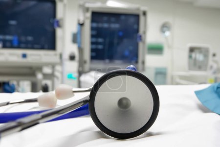 Téléchargez les photos : Stéthoscope utilisé pour vérifier les signes vitaux dans une salle d'urgence et l'équipement en arrière-plan - en image libre de droit