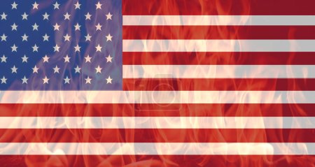 Téléchargez les photos : Drapeau des États-Unis d'Amérique superposé sur les flammes - en image libre de droit