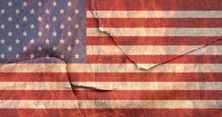 Téléchargez les photos : Principaux idéaux américains détruits symbolisés par un drapeau américain déchiré - en image libre de droit