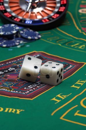 Téléchargez les photos : Table de jeu avec jetons et table prête pour un jeu de hasard - en image libre de droit