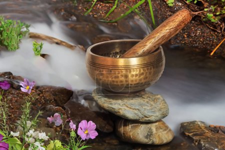 Téléchargez les photos : L'eau coule derrière un bol tibétain créant une scène paisible pour la méditation et la croissance spirituelle - en image libre de droit