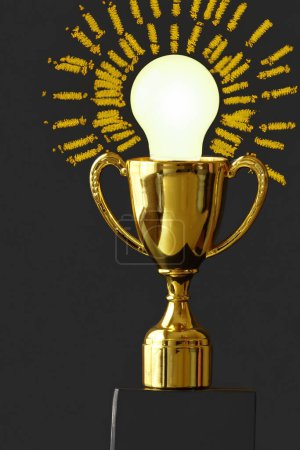 Téléchargez les photos : Trophée d'or avec une ampoule rayonnante montrant une idée gagnante - en image libre de droit