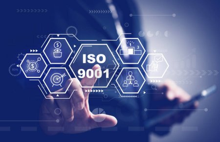 Konzepte über ISO 9001. Geschäftsmann drückt auf virtuellen Bildschirm über das Qualitätsmanagementsystem. Kundenorientierung, Einbeziehung von Menschen, Prozessansatz, Systemansatz. QMS.