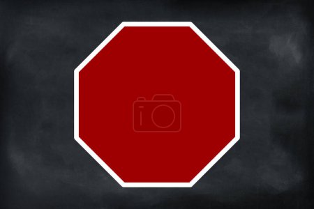 Foto de Signo de parada de color rojo vacío en pizarra negra con espacio de copia para texto alrededor. - Imagen libre de derechos
