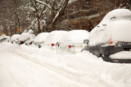 Foto de La calle y los coches están llenos de nieve después de una gran tormenta de nieve durante la temporada de invierno en Montreal, Quebec. Más de 30 cm en 1 día en la ciudad. - Imagen libre de derechos