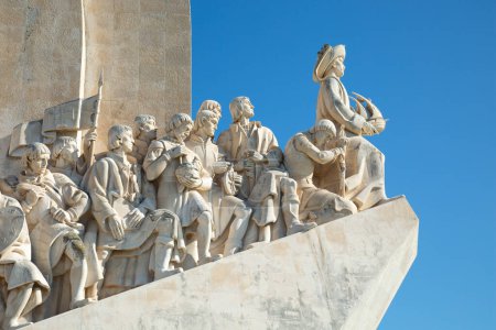Foto de Detalle del lado derecho del Monumento a los Descubrimientos en Lisboa, Portugal. Inaugurado en 1960 por el 500 aniversario de Enrique el navegante, figura importante del siglo XV. - Imagen libre de derechos