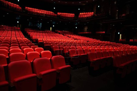 Gros plan des sièges génériques de théâtre rouge avec balcon
