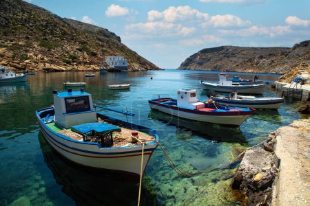 Téléchargez les photos : Bateau de pêche traditionnel flottant sur la mer Egée à Sifnos en Grèce par une belle journée d'été - en image libre de droit