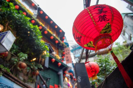 Téléchargez les photos : Voyageurs main de touriste tenant smartphone tout en prenant une photo de jiufen Culture Village Taipei, Taiwan (Lettres avec moyens Thé boutique) - en image libre de droit