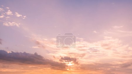 Téléchargez les photos : Vue panoramique du coucher du soleil ciel doré et bleu nature background.Colorful dramatique ciel avec nuage au coucher du soleil.Sky background.Sky avec nuages au coucher du soleil. - en image libre de droit