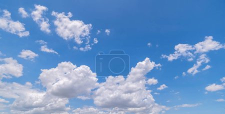 Téléchargez les photos : Panoramic view of clear blue sky and clouds, Blue sky background with tiny clouds. White fluffy clouds in the blue sky. - en image libre de droit
