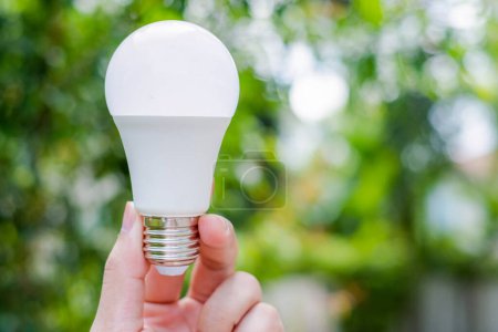 Téléchargez les photos : Économie d'énergie LED BULB ECO Avec l'environnement - en image libre de droit
