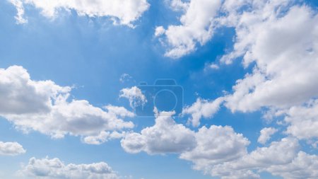 Vue panoramique sur ciel bleu clair et nuages, fond de ciel bleu avec de minuscules nuages. Nuages blancs et duveteux dans le ciel bleu. Photo de stock captivante mettant en vedette la beauté fascinante du ciel et des nuages.