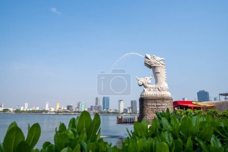 Téléchargez les photos : La carpe se transforme en (Ca Chep Hoa Rong) une statue de dragon à Da Nang, une signification particulière pour les activités touristiques de la ville.Point de vue Ca Chep Hoa Rong da nang ville, - en image libre de droit
