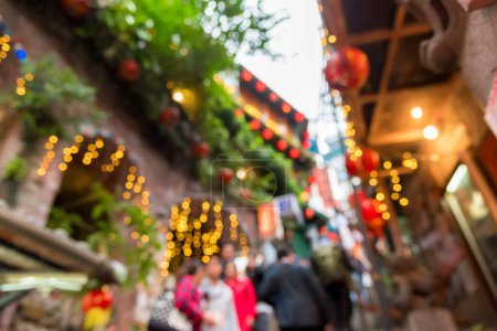 Téléchargez les photos : Résumé, Jiufen Old Street est une ruelle étroite et sinueuse avec boutiques, salons de thé et restaurants qui offre aux touristes une vue sur la vie traditionnelle taïwanaise. - en image libre de droit