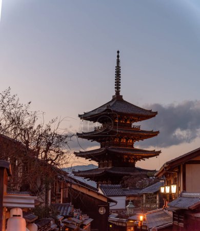 Gion, Der Bezirk wurde erbaut, um den Bedürfnissen der Reisenden und Besucher des Schreins gerecht zu werden. Er entwickelte sich schließlich zu einem der exklusivsten und bekanntesten Geisha-Distrikte in ganz Japan.