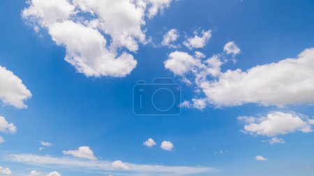 Panoramablick auf klaren blauen Himmel und Wolken, blauer Himmel Hintergrund mit winzigen Wolken. Weiße, flauschige Wolken am blauen Himmel. Fesselndes Archivfoto mit der faszinierenden Schönheit des Himmels und der Wolken.