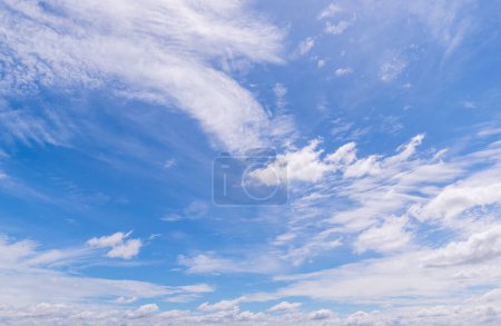 Panoramablick auf klaren blauen Himmel und Wolken, blauer Himmel Hintergrund mit winzigen Wolken. Weiße, flauschige Wolken am blauen Himmel. Fesselndes Archivfoto mit der faszinierenden Schönheit des Himmels und der Wolken.