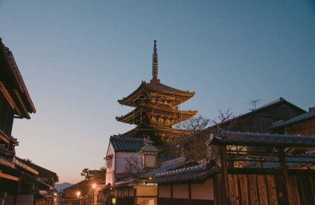 Die Yasaka-Pagode (Hokanji) ist eine beliebte Touristenattraktion, die Yasaka-Pagode, auch bekannt als Turm von Yasaka und Yasaka-no-to, ist eine buddhistische Pagode in Kyoto, Japan.