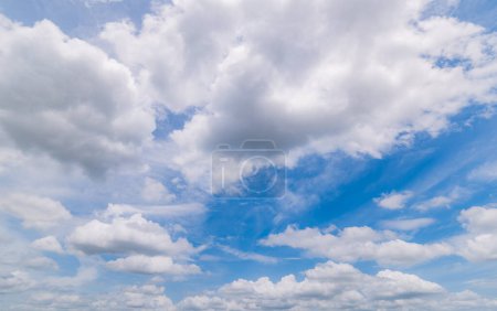 Panorámico hermoso, fondo cielo azul claro, nubes con fondo.