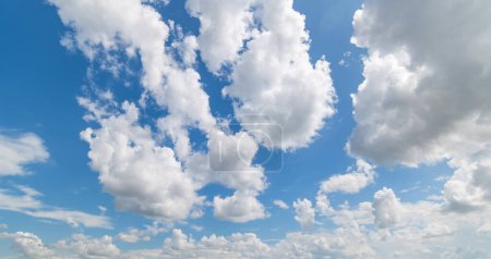 fond ciel bleu clair, nuages avec fond, fond ciel bleu avec de minuscules nuages. Nuages blancs et duveteux dans le ciel bleu. Photo de stock captivante mettant en vedette la beauté fascinante du ciel et des nuages.