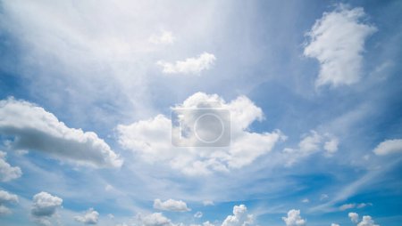 fondo azul claro del cielo, nubes con fondo, fondo azul del cielo con nubes minúsculas. Nubes blancas esponjosas en el cielo azul. Foto de stock cautivadora que ofrece la belleza fascinante del cielo y las nubes.
