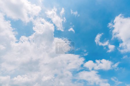 fond ciel bleu clair, nuages avec fond, fond ciel bleu avec de minuscules nuages. Nuages blancs et duveteux dans le ciel bleu. Photo de stock captivante mettant en vedette la beauté fascinante du ciel et des nuages.