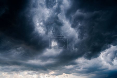 Dunkle Gewitterwolken mit Hintergrund, Dunkle Wolken vor einem Gewitter.