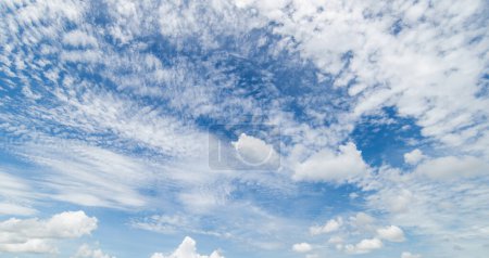 fondo azul claro del cielo, nubes con fondo, fondo azul del cielo con nubes minúsculas. Nubes blancas esponjosas en el cielo azul. Foto de stock cautivadora que ofrece la belleza fascinante del cielo y las nubes.