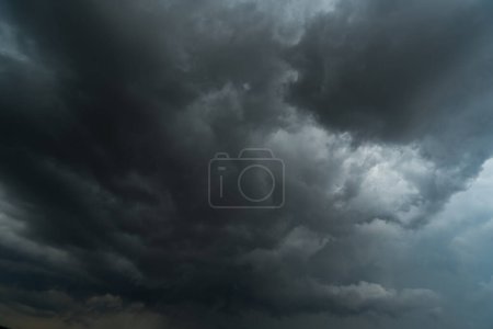 Téléchargez les photos : Ciel sombre avec des nuages orageux. Pluie du ciel dramatique, Nuages sombres avant un orage. - en image libre de droit
