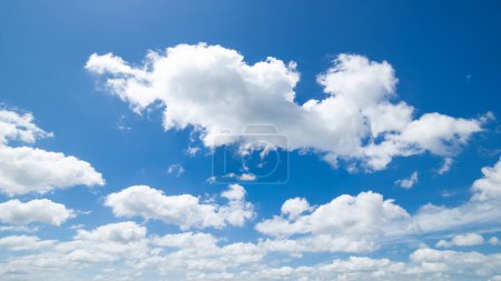 Téléchargez les photos : Fond ciel bleu clair, nuages avec fond, fond ciel bleu avec de minuscules nuages. Nuages blancs et duveteux dans le ciel bleu. Photo de stock captivante mettant en vedette la beauté fascinante du ciel et des nuages. - en image libre de droit