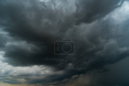 Téléchargez les photos : Ciel sombre avec des nuages orageux. Pluie du ciel dramatique, Nuages sombres avant un orage. - en image libre de droit