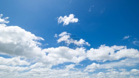 blauer Himmel Hintergrund, Wolken mit Hintergrund, blauer Himmel Hintergrund mit winzigen Wolken. Weiße, flauschige Wolken am blauen Himmel. Fesselndes Archivfoto mit der faszinierenden Schönheit des Himmels und der Wolken.