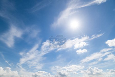 Téléchargez les photos : Fond ciel bleu clair, nuages avec fond, fond ciel bleu avec de minuscules nuages. Nuages blancs et duveteux dans le ciel bleu. Photo de stock captivante mettant en vedette la beauté fascinante du ciel et des nuages. - en image libre de droit