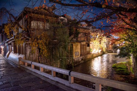 Gion, Der Bezirk wurde erbaut, um den Bedürfnissen der Reisenden und Besucher des Schreins gerecht zu werden. Er entwickelte sich schließlich zu einem der exklusivsten und bekanntesten Geisha-Distrikte in ganz Japan.