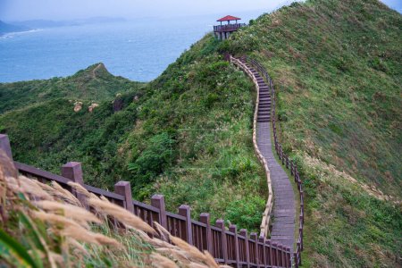  Sendero de senderismo en el Cabo de Bitou en el distrito de Ruifang, Nuevo Taipei, Taiwán
