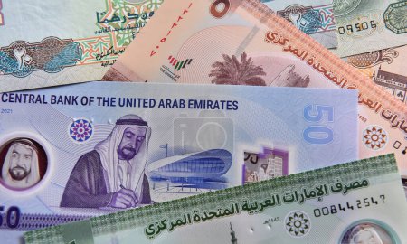 algunos billetes actuales de los Emiratos Árabes Unidos