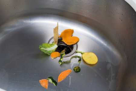 Foto de Desechos de comida en el fregadero de la cocina - Imagen libre de derechos