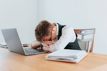 Ein müder Büroangestellter macht ein Nickerchen an seinem Schreibtisch, erschöpft von einem langen Tag der Problemlösung und des Stresses. Büro träumt vom geheimen Leben müder Arbeiter