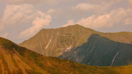 Elevate your Screen with the Beauty of Fagaras Mountains A Stunning Wallpaper capturing the essence of scenic summits.