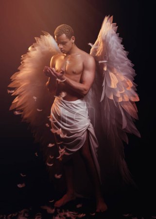 Foto de Joven ángel fuerte con alas blancas del cielo. Ángel con cuerpo muscular. Hombre sensual - Imagen libre de derechos