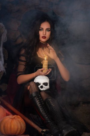 Foto de Un retrato de una joven bruja sexy con el exterior. Magia, fuerza oscura, hechizo. Brujería. Halloween. - Imagen libre de derechos