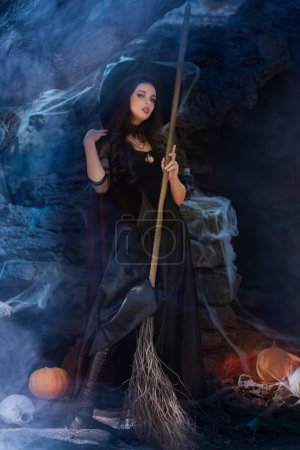 Foto de Un retrato de una joven bruja sexy con el exterior. Magia, fuerza oscura, hechizo. Brujería. Halloween. - Imagen libre de derechos