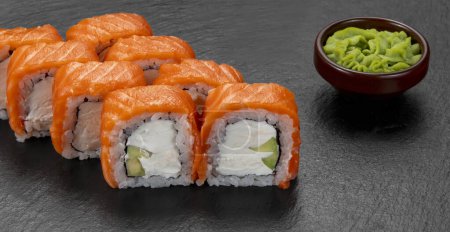 Téléchargez les photos : Décryptages Sushi Set rouleaux de sashimi et sushi servis sur ardoise noire avec wasabi - en image libre de droit