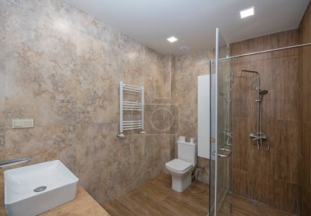 Téléchargez les photos : Vue grand angle de salle de bain moderne avec marbre et pierre naturelle - en image libre de droit