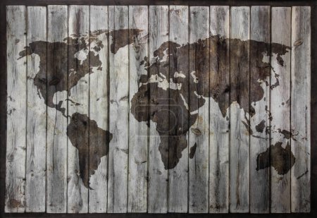 Téléchargez les photos : Carte du monde sur fond texturé grunge en bois, Vintage, planches de bois rétro - en image libre de droit