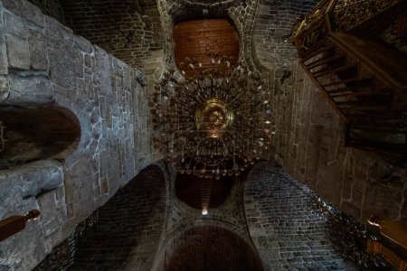 Téléchargez les photos : L'intérieur de l'église Saint Lazare avec le grand lustre doré. Murs en pierre, Cathédrale Saint Lazare, vue d'en bas - en image libre de droit