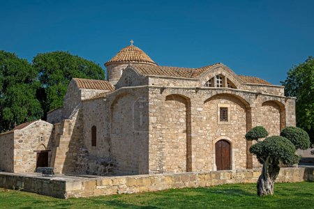 Téléchargez les photos : Angeloktisti église byzantine (11ème siècle) à Chypre a été construit sur une basilique chrétienne ancienne détruite, dont l'abside survit ainsi que l'une des plus belles pièces d'art byzantin un 6ème ce - en image libre de droit