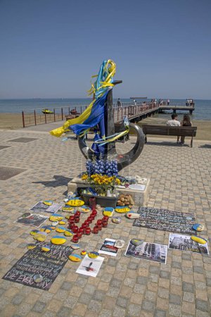 Téléchargez les photos : Larnaca, Chypre - 01 avril 2024 : Un monument au cœur d'ancre donné par la ville d'Odessa est entouré de jouets commémorant les enfants ukrainiens pendant la guerre - en image libre de droit